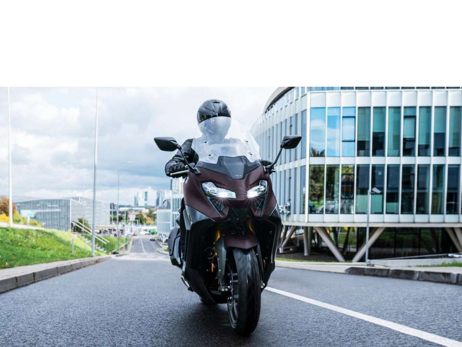 Скутер YAMAHA T-Max 560 TECH (Dark Magma) 2024